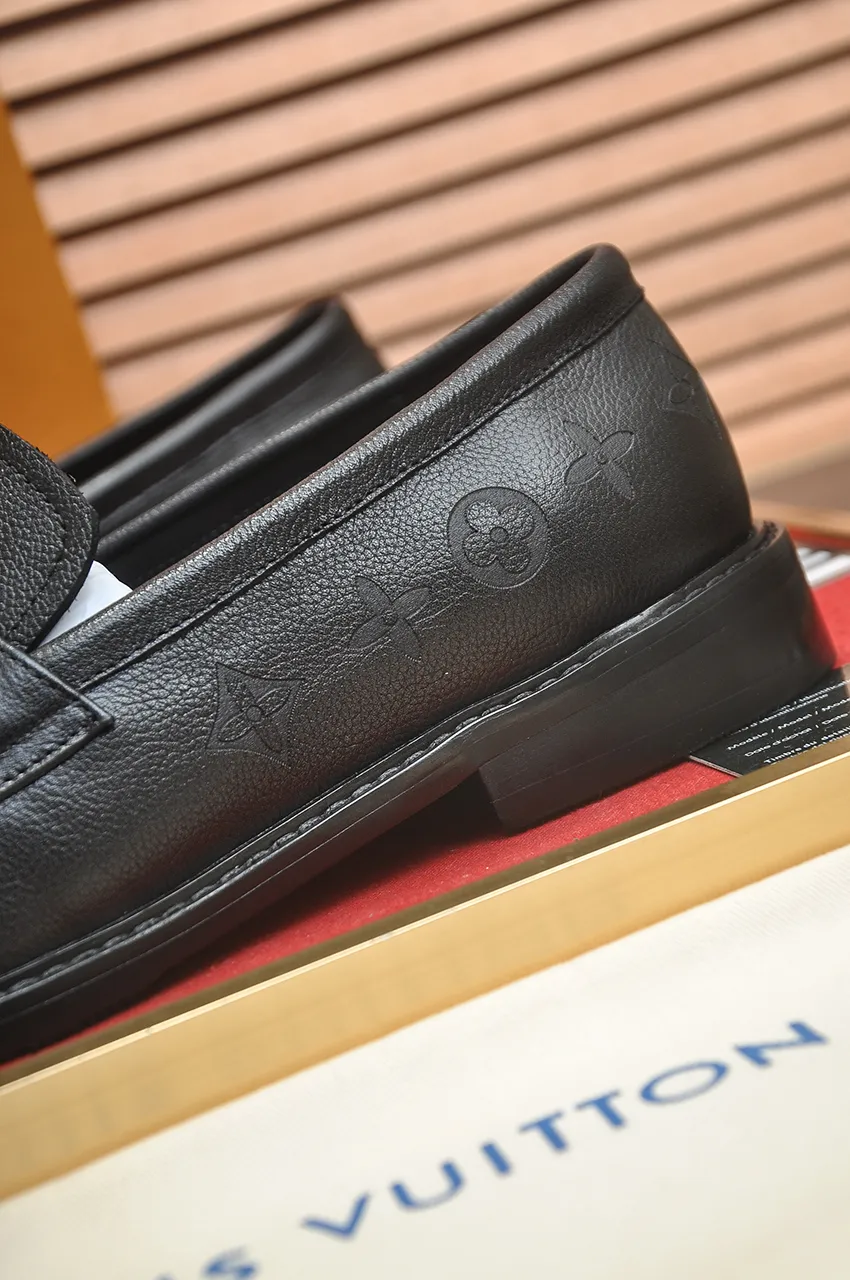 Men's men's shoes 💰460💶 [LV] (all high-end sheep lining) 🍀LV's latest genuine leather business suit shoes are launched simultaneously on the official website. The first-layer cowhide imported from Italy is made of heavy gold, 💥official website 1:1 rubber outsole. Versatile to wear, high-end without losing class, and the color combination is extraordinary. This four-season style is alluring when worn on your feet, showing off your big-name flair. Standard code 38-45 (45 customized)